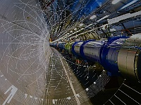 EbiCERN 2025 Mirek 050  Pohled do tunelu, kde je umístěn urychlovač (promítnutý obrázek). - čtvrtek, 15. května