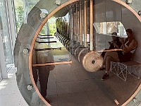 EbiCERN 2025 Mirek 066  Pohled do vnitřku urychlovače (proud protonů prolétá středovou dírou v elektrodě).