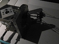 EbiCERN 2025 Mirek 068  Systém “terče“ (tenký svislý drátek) do něhož (do toho drátku) naráží svazek protonů, které generují nové částice, které jsou následně detekovány. - čtvrtek, 15. května