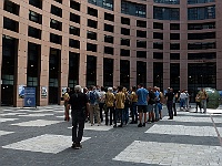 EbiCERN 2025 Mirek 125  Na vnitřním nádvoří budovy Evropského parlamentu. - pátek, 16. května