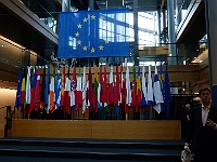 EbiCERN 2025 Mirek 128  Pan Kovařík před vlajkami členů Evropské unie. - pátek, 16. května