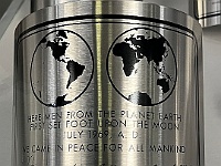 EbiCERN 2025 Mirek 171  Uveden je aspoň na plaketě, kterou astronauté zanechali na místě přistání (zde je vystavena kopie). - sobota, 17. května