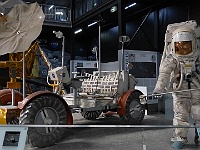 EbiCERN 2025 Mirek 174  Počínaje Apollem 15 byly mise vybaveny elektrickým vozítkem Rover (astronaut drží nádobku na odběr vzorků z měsíčního povrchu). - sobota, 17. května