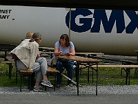 EbiCERN 2025 Mirek 184  Děvčata nejdou dovnitř a raději probírají své věci venku. - sobota, 17. května