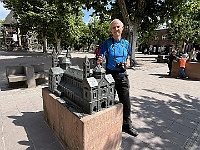 EbiCERN 2025 Mirek 198  Před katedrálou je její model z bronzu (Mirek). - sobota, 17. května