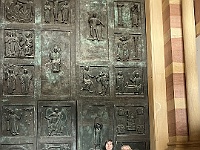 EbiCERN 2025 Mirek 201  Aďa a Lenka před bronzovými dveřmi katedrály. - sobota, 17. května