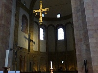 EbiCERN 2025 Mirek 206  Namísto oltáře je zde pouze kříž zavěšený do prostoru. - sobota, 17. května