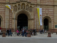 EbiCERN 2025 Mirek 218  Dole opět fotím impozantní vstup do baziliky. - sobota, 17. května