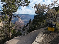 EBIZONA 2013 Mirek 229  Grand Canyon, Naše malá skupinka zahajuje sestup do kaňonu po Bright Angel Trail – středa, 23. října