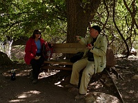 EBIZONA 2013 Mirek 238  Grand Canyon, Odpočinek a svačinu ve stínu stromů si určitě zasloužíme (Hana a Jarda Čížek) – středa, 23. října