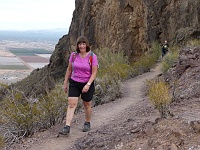 EBIZONA 2013 Mirek 405  Picacho Peak, Hana dochází na sedlo, v pozadí Mateno - pondělí, 28. října