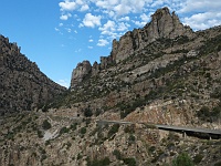 EBIZONA 2013 Mirek 446  Mt. Lemmon, Skály se vypínají hrozivě nad silnici - úterý, 29. října