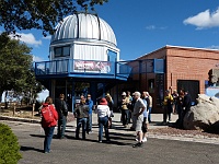 EBIZONA 2013 Mirek 641  Kitt Peak, Prohlídka dalšího dalekohledu začíná opět u Visitor Center – neděle, 3. listopadu