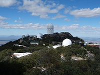 EBIZONA 2013 Mirek 647  Kitt Peak, Vrcholek s kopulí 2,1 metrového dalekohledu v popředí – neděle, 3. listopadu