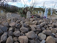 EBIZONA 2013 Mirek 687  Tombstone, K hrobu obětí přestřelky u O.K. Corralu lidé stále kladou květiny – pondělí, 4. listopadu