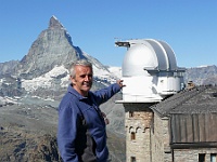 Gornergratt  Posílám ti tedy alespoň tuhle fotku v plným rozlišení, kdybys ji chtěl někde využít. Je to jedna z jeho posledních fotek, když jsme rodiče vzali loni na podzim do Zermattu, ukázat jim jeden z nejhezčích koutů světa a alespoň z helikoptéry vrcholy, který zdoláváme, když oni doma strachy trnou... (Frantisek Vaclik u observatore Gornergrat [3135 m n.m.] pobliz svycarskeho Zermattu, v pozadi Matterhorn.)