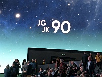 90narJG JK 2026 Mirek 001  Čekání na oslavence v sále Planetária. - sobota, 21. března