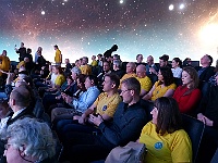 90narJG JK 2026 Mirek 002  Čekání na oslavence v sále Planetária. - sobota, 21. března