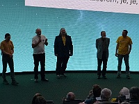 90narJG JK 2026 Mirek 017  Ivo vyzývá účastníky, aby zazpívali aspoň úryvek Fialové opery. - sobota, 21. března