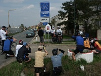 Lucie a Michal 2005 Mirek 026  Sudoměřice, V zajetí fotografů u značky - neděle, 24. dubna