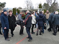 2024 Plskovi-pohreb Mirek 03  Karel přinesl za Ebicykl kytici růží. - pátek, 26. ledna 2024