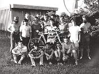 PROFIL 007  Ebicyklisté v cíli 1. etapy na hvězdárně v Rokycanech dne 9. 7. 1984. Foto Josef Vondrouš.