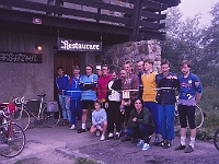 PROFIL 065  První etapa 8. 7. 1990 - restaurace Ještědka pod vrcholem Ještědu. Společná fotka u 15. poledníku (byl vyznačen i na blízkém parkovišti). Foto Zdeněk Štorek.