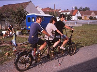 PROFIL 092  Mysliboř u Telče - cíl druhé etapy 13. 7. 1992. Jsme hosty Klubu vícekol a zkoušíme na nich jezdit. Foto Zdeněk Štorek.