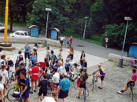 PROFIL 107  Ebicykl dobyl pražské planetárium (29. 7. 1993). Foto Josef Vondrouš.