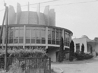 PROFIL 112  Hvězdárna a planetárium v Prešově.  Nová budova s planetáriem se začala stavět v roce 1982. Na dohled jižním směrem ještě stále stojí vodojem nahoře s kopulí, ve které fungovala prešovská hvězdárna od roku 1948. Foto Josef Vondrouš.