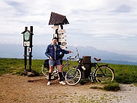 PROFIL 115  Pepa Vondrouš a jeho Ukrajina na vrcholu Kralovej hole (1948 m n. m.) 20. 7. 1994. Výškový rekord Ebicyklu do té doby držel Praděd v Jeseníkách. Foto Josef Vondrouš.