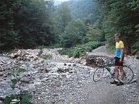 PROFIL 142  Začátek Necpalské doliny ve Velké Fatře. Jet se dalo jen občas, pak jsme se pěšky a občas s koly na rameni dostali až na chatu pod Borišovom (1300 m). Odtud Lubochnianskou dolinou do Dolného Kubína. Tam začaly deště. Foto Zdeněk Štorek.