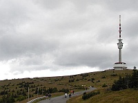 PROFIL 189  Při 5. etapě z Jeseníku do Vrbna došlo opět na Praděd. Tentokrát jsme ho dobývali od Červenohorského sedla (občas pěšky) a pak svištěli po perfektní nové silnici do Karlovy Studánky. Foto Alexander Pravda.