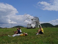 PROFIL 220  Během třetí etapy navštěvujeme Ústav fyziky atmosféry v Panské Vsi. Provádí nás tu pracovník observatoře a ebicyklista Radek Peřestý. Foto Jaromír Holubec.