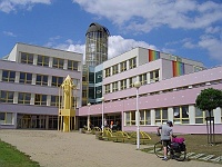 PROFIL 223  Další zastávkou na trase čtvrté etapy byla hvězdárna v Mladé Boleslavi na budově základní školy. Foto Jaromír Holubec.