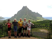 PROFIL 341  Ebicyklisté na Tahiti - belveder na ostrově Morea. Foto Alexander Pravda.