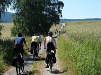 PROFIL 366  Při první etapě do Horšovského Týna vyvádí z Chebu Ebicykl CykloRadka podél hranice s Německem po bývalých signálkách. Foto Mirek Janata.