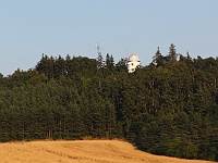 PROFIL 370  Konec třetí etapy byl v Sedlčanech. Takhle kouká válcovitá věž hvězdárny z lesa při pohledu poněkud z odstupu. Foto Roman Krejčí.