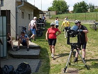 PROFIL 418  Trasa třetí etapy vedla přes Hrubčice, kde bydlí ebicyklisté Petr a David Hrůza. Připravili pro peloton další Snídani v trávě a Petr předvedl svůj dalekohled MEADE LX200. Foto Mirek Janata.